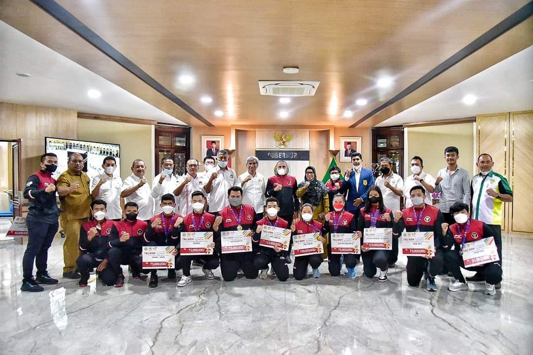 Foto Bersama Gubernur Sumut Serta Atlet dan Pelatih Peraih Medali di Sea Games