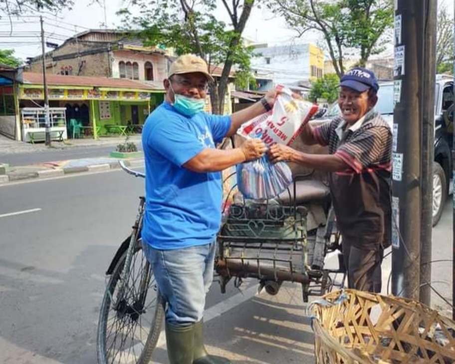 Roy Fachraby Ginting Saat memberikan bantuan sembako kepada warga kurang mampu.