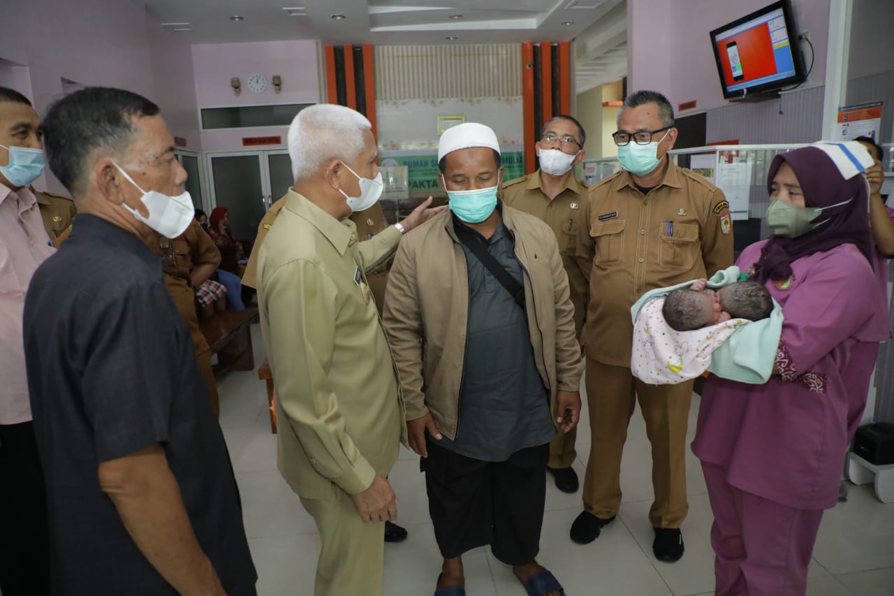 Bupati Asahan Kunjungi Bayi Kembar Siam di RS Bunda Mulia
