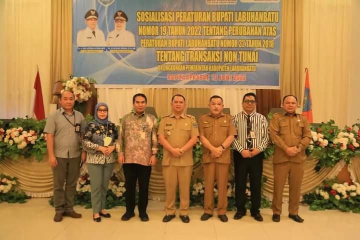 Bupati Labuhanbatu dr. Erik Adtrada Ritonga, MKM, membuka sosialisasi Peraturan Bupati Labuhanbatu nomor 19 Tahun 2022 tentang perubahan atas peraturan Bupati Labuhanbatu nomor 32 tahun 2018 tentang transaksi non tunai