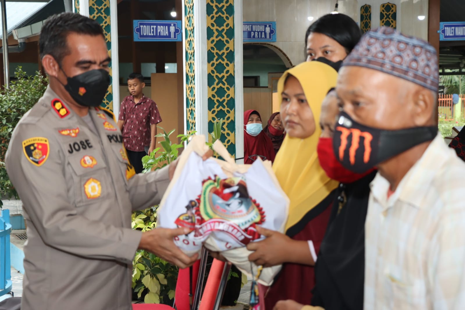 Kapolres Batu Bara AKBP Jose DC Fernandes menyalurkan paket sembako kepada masyarakat (Foto : Zulfauzan)