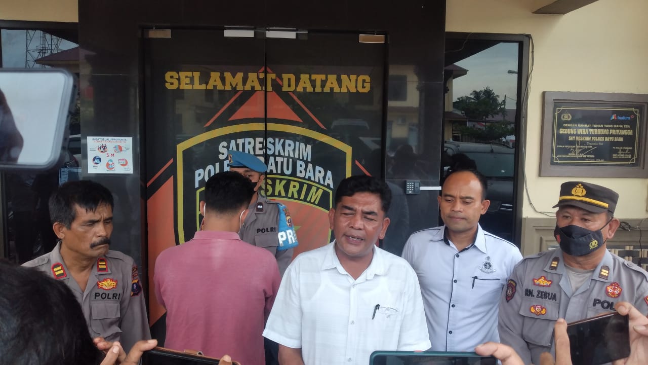 Kasat Reskrim Polres Batu Bara AKP Jhon Targian memaparkan kasus penikaman (foto : zulfauzan)