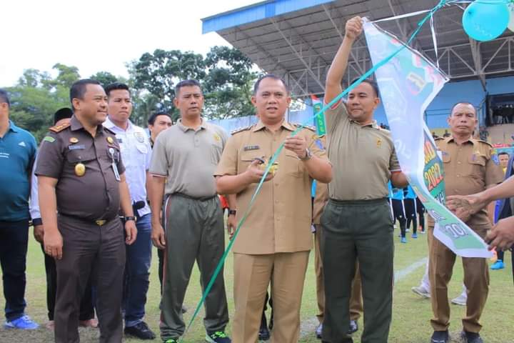 Pemotongan Pita Balon Tanda Dibukanya Liga Santri oleh Bupati Labuhanbatu (Foto : Diskominfo Labuhanbatu)
