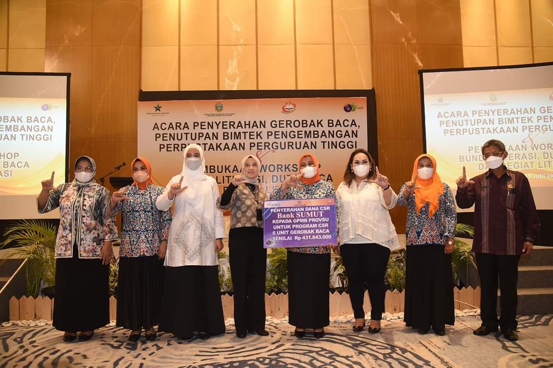 Ketua Gerakan Pemasyarakatan Minat Baca (GPMB) Provinsi Sumatera Utara Nawal Lubis menyerahkan lima unit Gerobak Baca