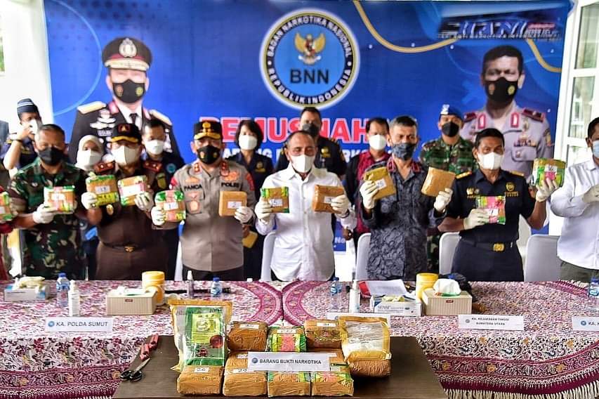 Penyerahan dana hibah dilakukan secara simbolis oleh Gubernur Edy Rahmayadi kepada Kepala BNN Sumut Brigjen Toga Panjaitan