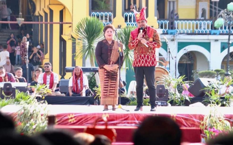 Hadiri Kerja Tahun Kuta Medan Walkot Medan dan Bupati Karo Menari Bersama