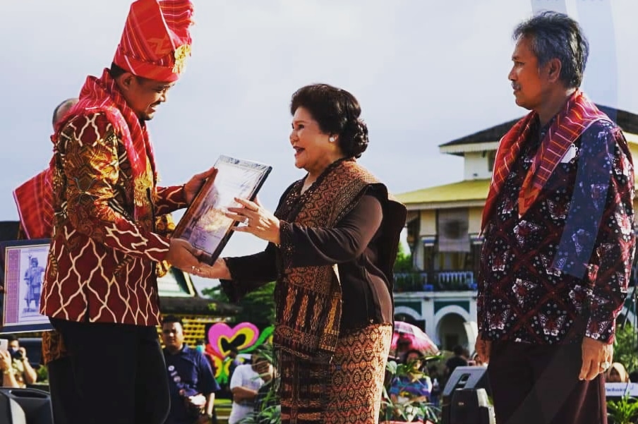 Walkot Medan Berikan Penghargaan Guru Patimpus Sembiring Pelawi Award Kepada Bupati Karo