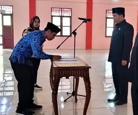 Sekretaris Daerah Seluma Hadianto melakukan Pelantikan dan mengambil sumpah jabatan kepada 182 Pejabat administrasi sturuktural Eselon IV di Lingkungan Pemerintah Kabupaten Seluma (Foto : Ist)