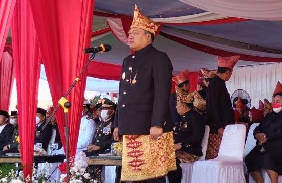 Bupati Erwin Saat Memimpin Upacara Peringatan HUT Seluma (Foto : Ist)