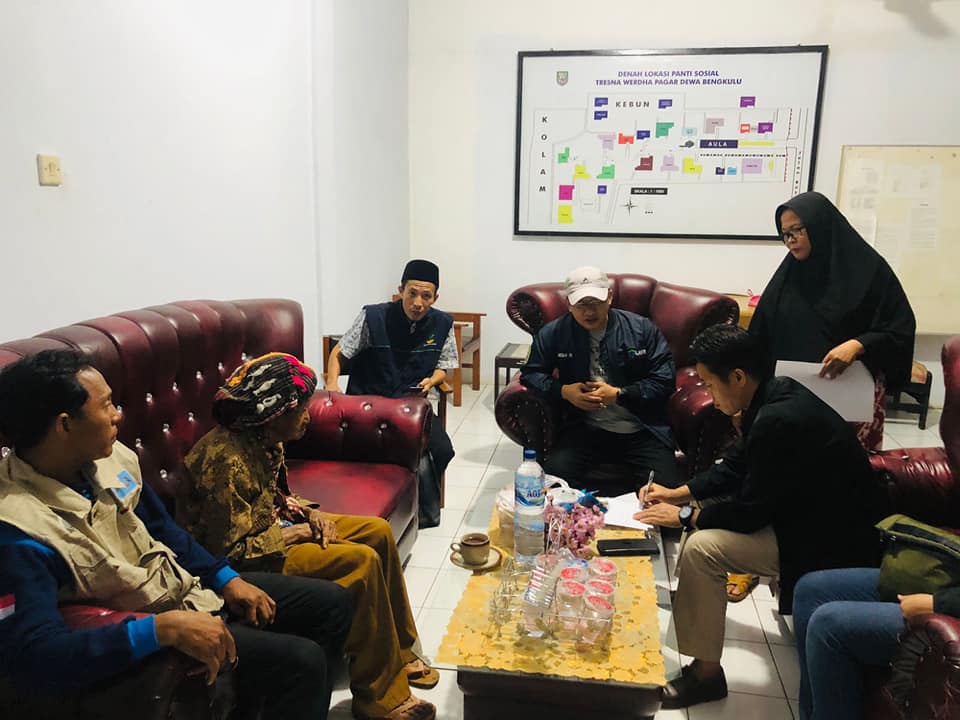 Penyelamtan seorang lansia yang tidak mempunyai tempat tinggal dari Desa Tangga Batu Kecamatan Seluma Selatan ( Foto : MC Seluma )