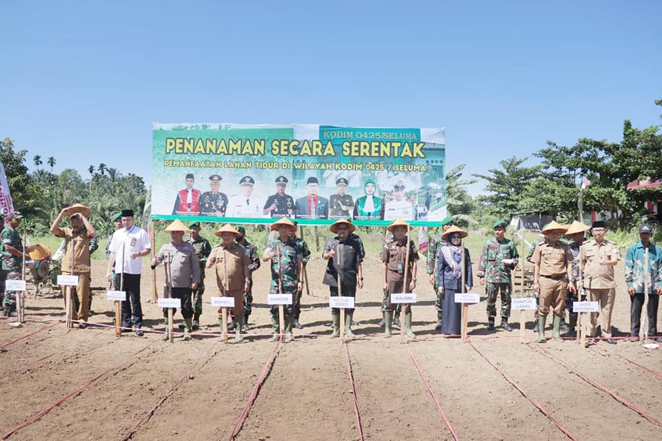 Penanama Serentak Pemanfaatan Lahan Tidur Bi Wilayah Kodim 0425/Seluma Oleh Forkopimda Kabupaten Seluma ( foto : MC Seluma )