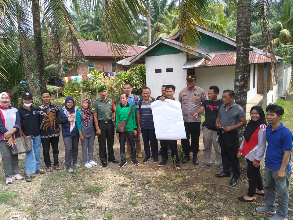 Sekcam SAM Meninjau Pembangunan Gedung Paud Serta Memberi Titik Nol Dimulainya Pembangunan Jalan Dan Sumur ( foto : MC Seluma )