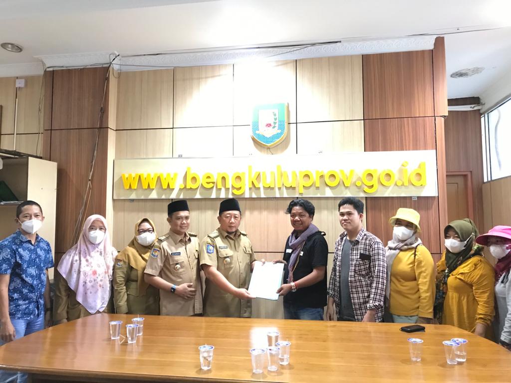 Gubernur Bengkulu Rohidin Mersyah melalui Plh. Sekda Pemprov Bengkulu Fachriza, menerima perwakilan Masyarakat Pasar Seluma dan Walhi Bengkulu di Ruang Media Center Pemprov Bengkulu