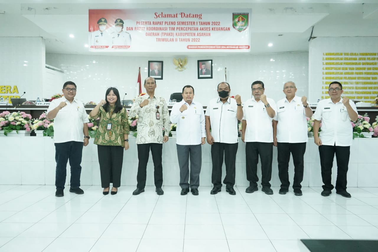 Foto Bersama Asisten Perekonomian dan Pembangunan Bersama Stakeholder Usai Pembukaan Rakor TPKAD Tahun 2022 (Foto : Diskominfo Asahan)