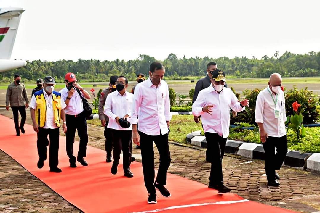 Gubsu Dampingi Presiden Jokowi Tinjau Perbaikan Jalan di Nias Utara