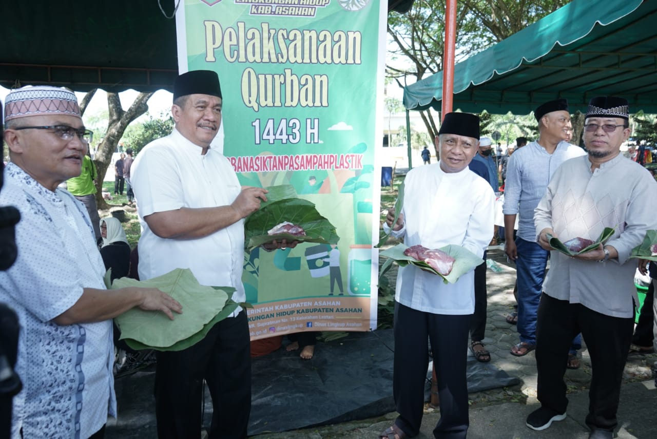 Kepala Dinas Lingkungan Hidup Kabupaten Asahan H. Rahmat Hidayat Siregar S. Sos, M. Si di stand penyembelihan Hewan Qurban Masjid Agung H. Achmad Bakrie Kisaran