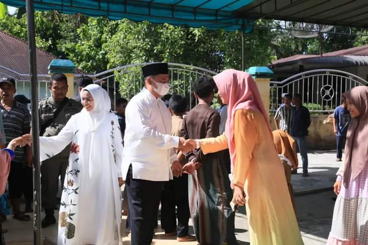 Bupati Labuhanbatu Monitoring Penyembelihan Hewan Qurban Sekaligus Bersilaturahmi Bersama Masyarakat (Foto : Diskominfo Labuhanbatu)