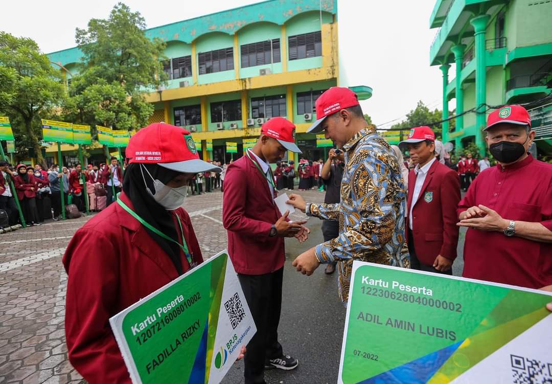 Wagub Musa Rajekshah saat melepas 1.100 mahasiswa UISU yang akan melakukan Kuliah Kerja Nyata (KKN) Tematik
