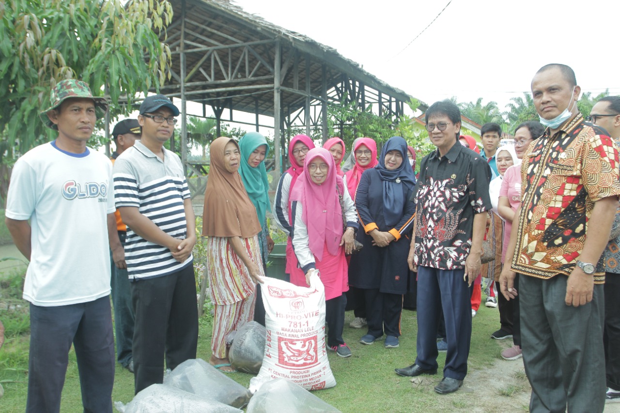 Ketua PKK Kabupaten Asahan Serahkan Benih Ikan Beserta Pakan