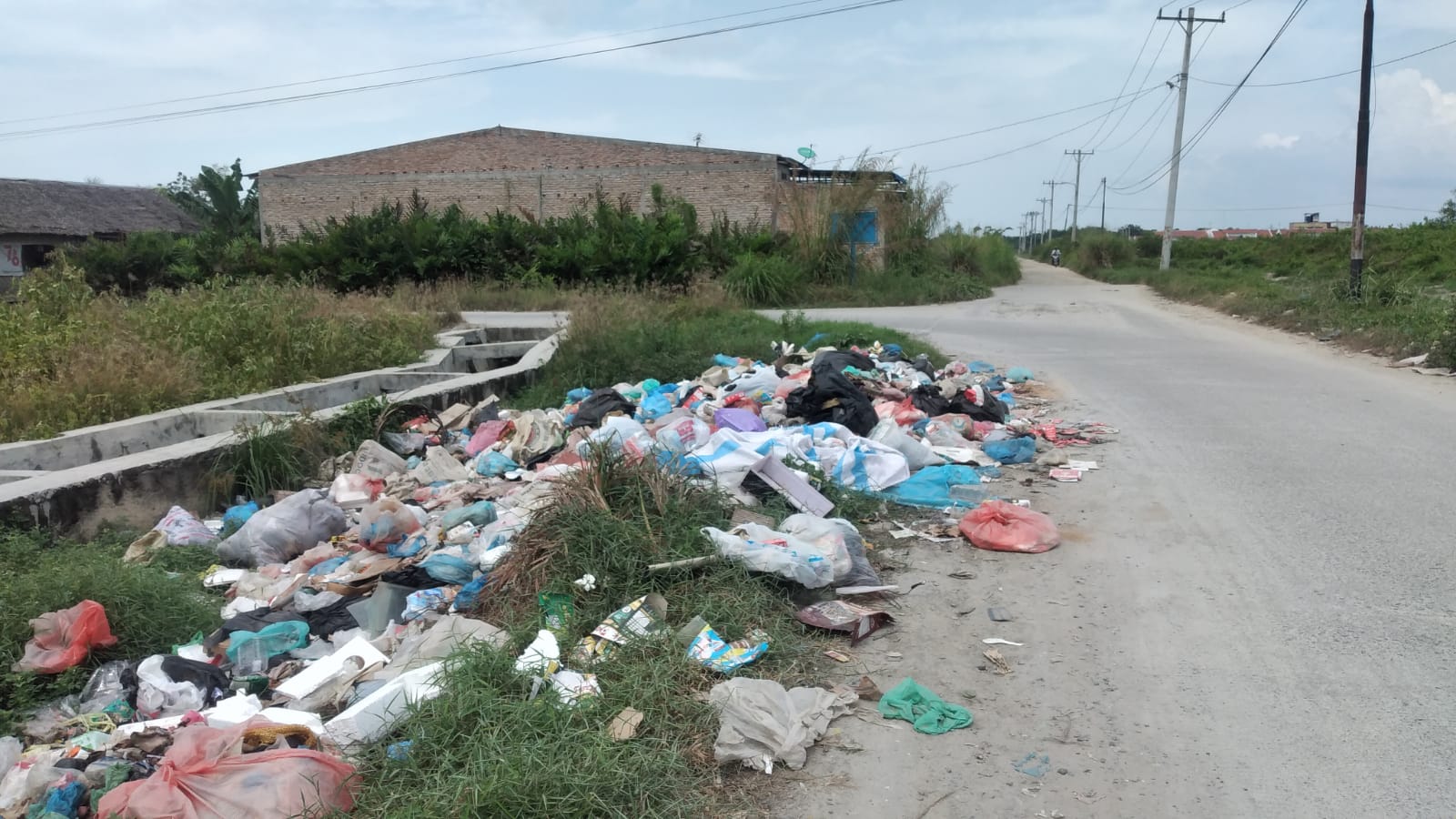 Lokasi sampah yang menumpuk di Jalan Terminal, Kecamatan Tanjung Tiram (foto/Zulfauzan)