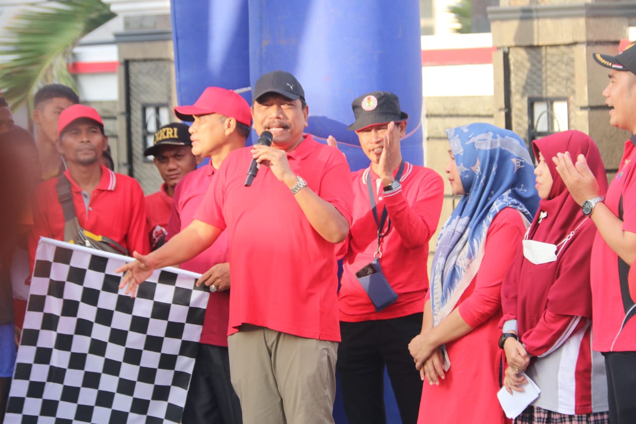 Bupati BU Lepas Ratusan Peserta Lomba Lari 5 KM (Foto: MC BU )