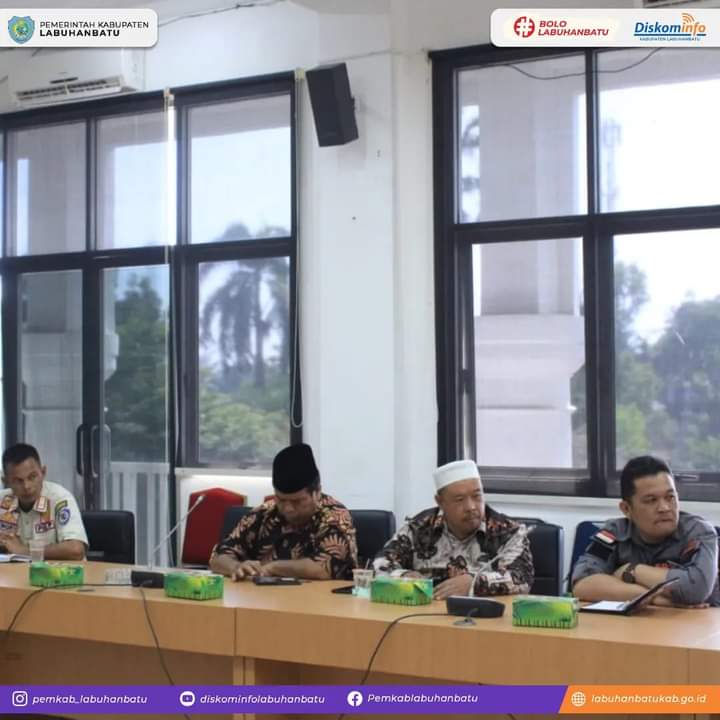 Asisten 1 Asisten Pemerintahan dan Kesejahteraan Rakyat Sarimpunan Ritonga memimpin jalannya rapat persiapan penyambutan dan pemulangan Jamaah Haji Kabupaten Labuhanbatu