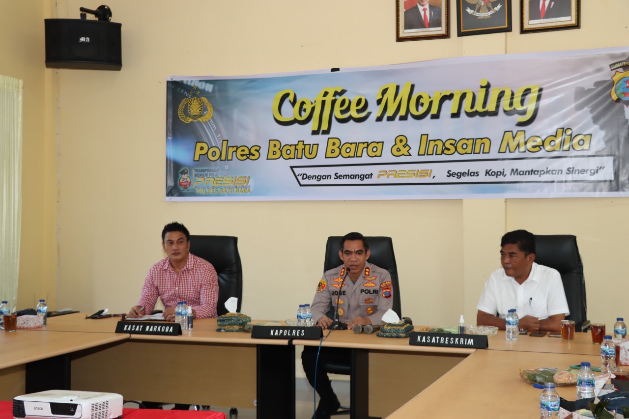 Kapolres Batu Bara AKBP Jose DC Fenandes didampingi Kasat Narkoba AKP Sastrawan bersama Kasat reskrim AKP Jhon saat menggelar coffee morning (foto/ist)