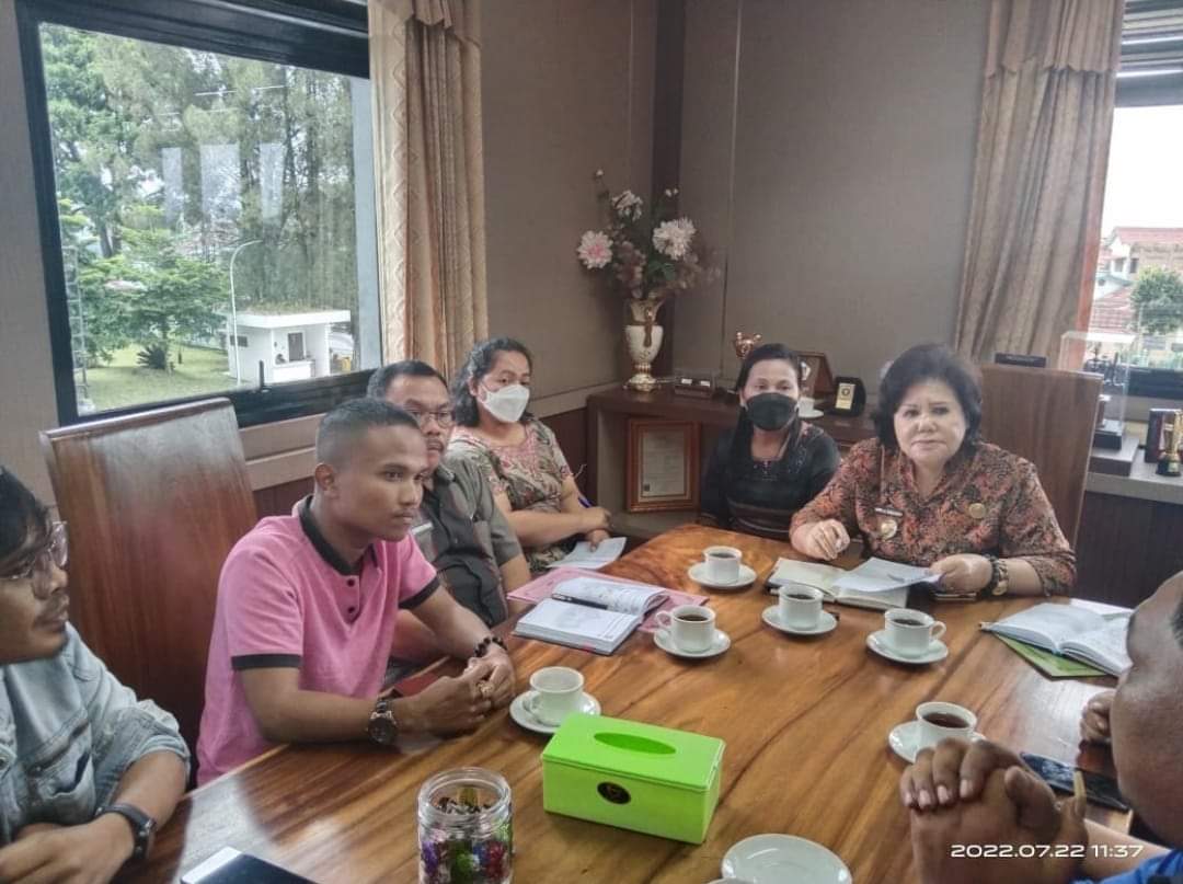 Bupati Karo Cory S Sebayang mengundang ketua PC PPM LVRI Kabupaten Karo untuk berunding di ruang kerja kantor Bupati Karo, Jumat (22/7)