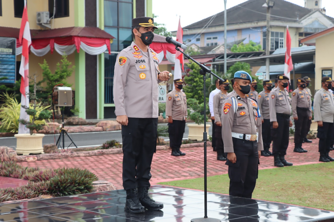 Kapolres Batu Bara AKBP Jose DC Fernandes saat memimpin apel pagi.(foto/ist)