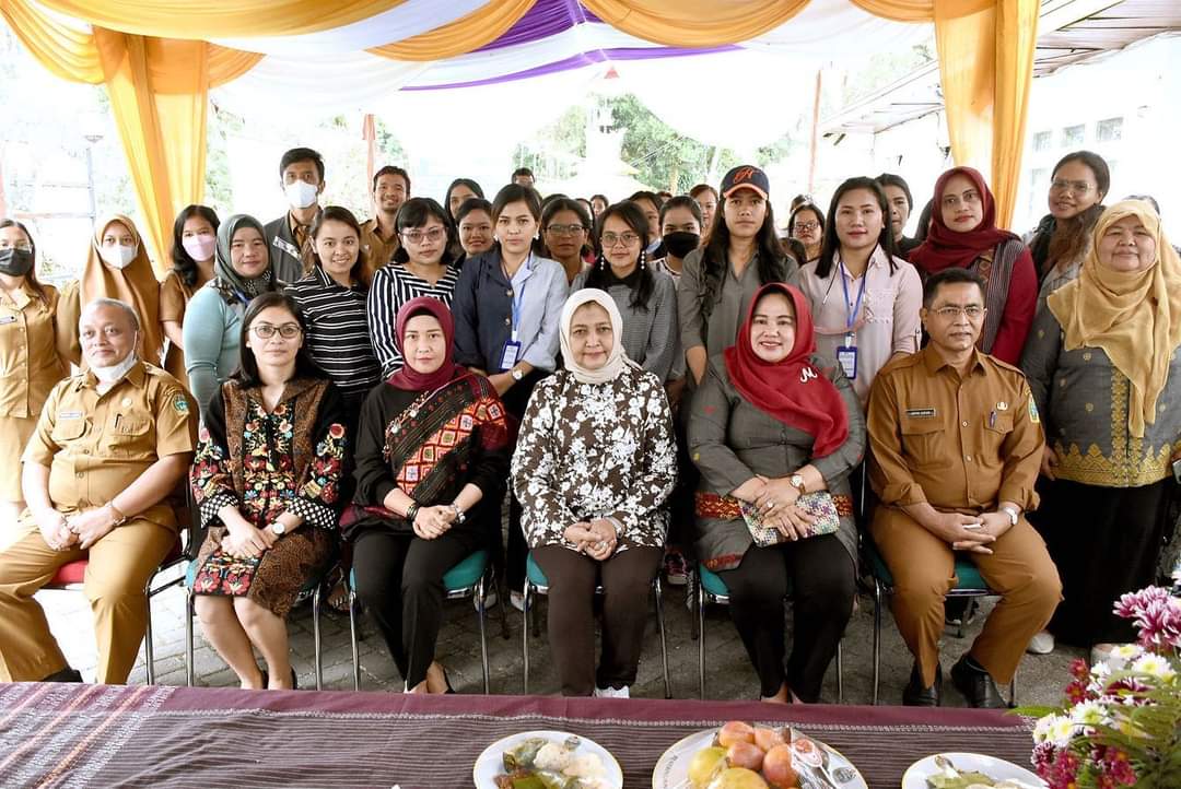 Ketua Dekranasda Sumut Nawal Lubis saat membuka Pelatihan Pembuatan Suvenir Zona Dataran Tinggi II di Mess Pemprov Sumut Berastagi