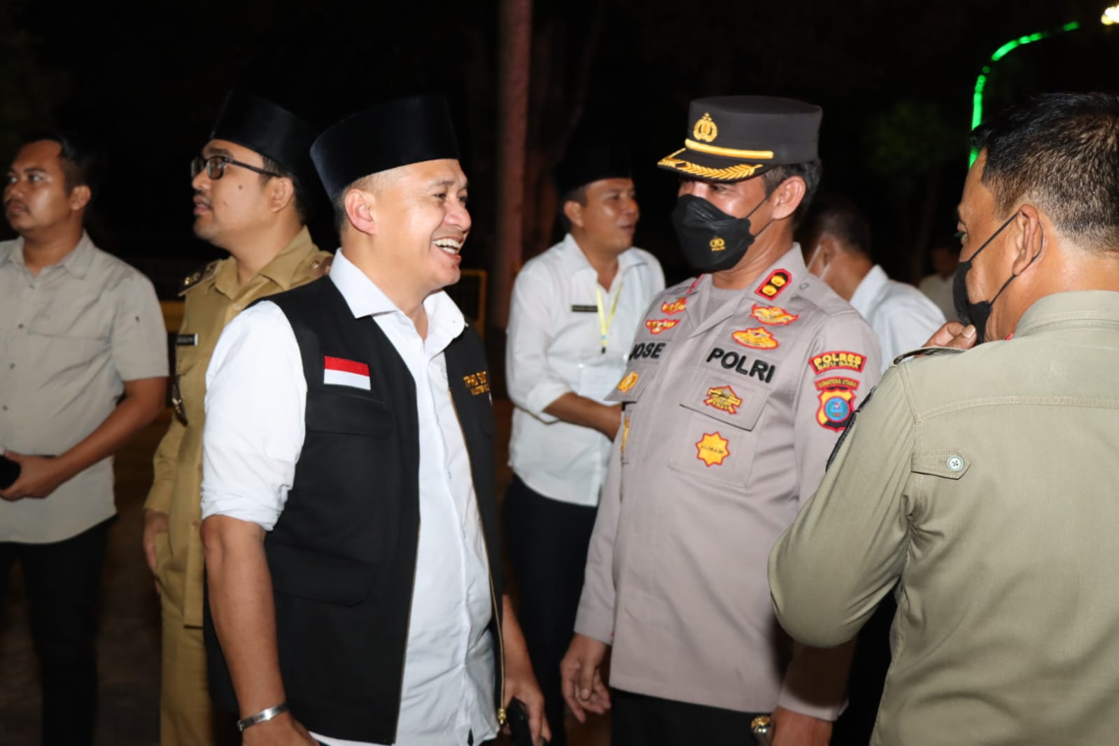 Wabup Oky bersama Kapolres Batu Bara AKBP Jose DC Fernandes menyambut jamaah haji asal Batu Bara (foto/istimewa)