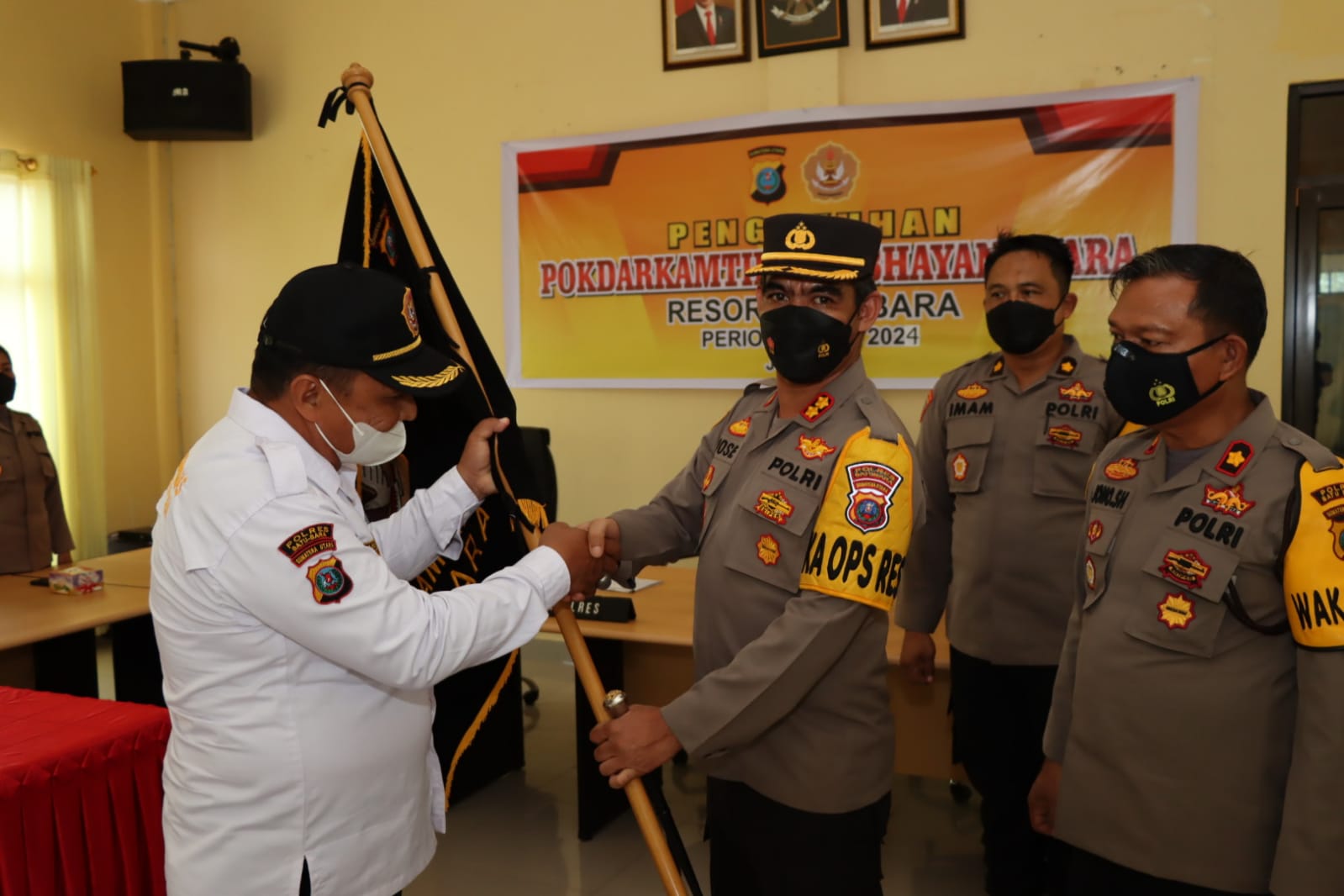 Kapolres Batu Bara AKBP Jose DC Fernandes memberikan bendera petaka kepada Ketua Pokdar Batu Bara (foto/HumaspolresBB)