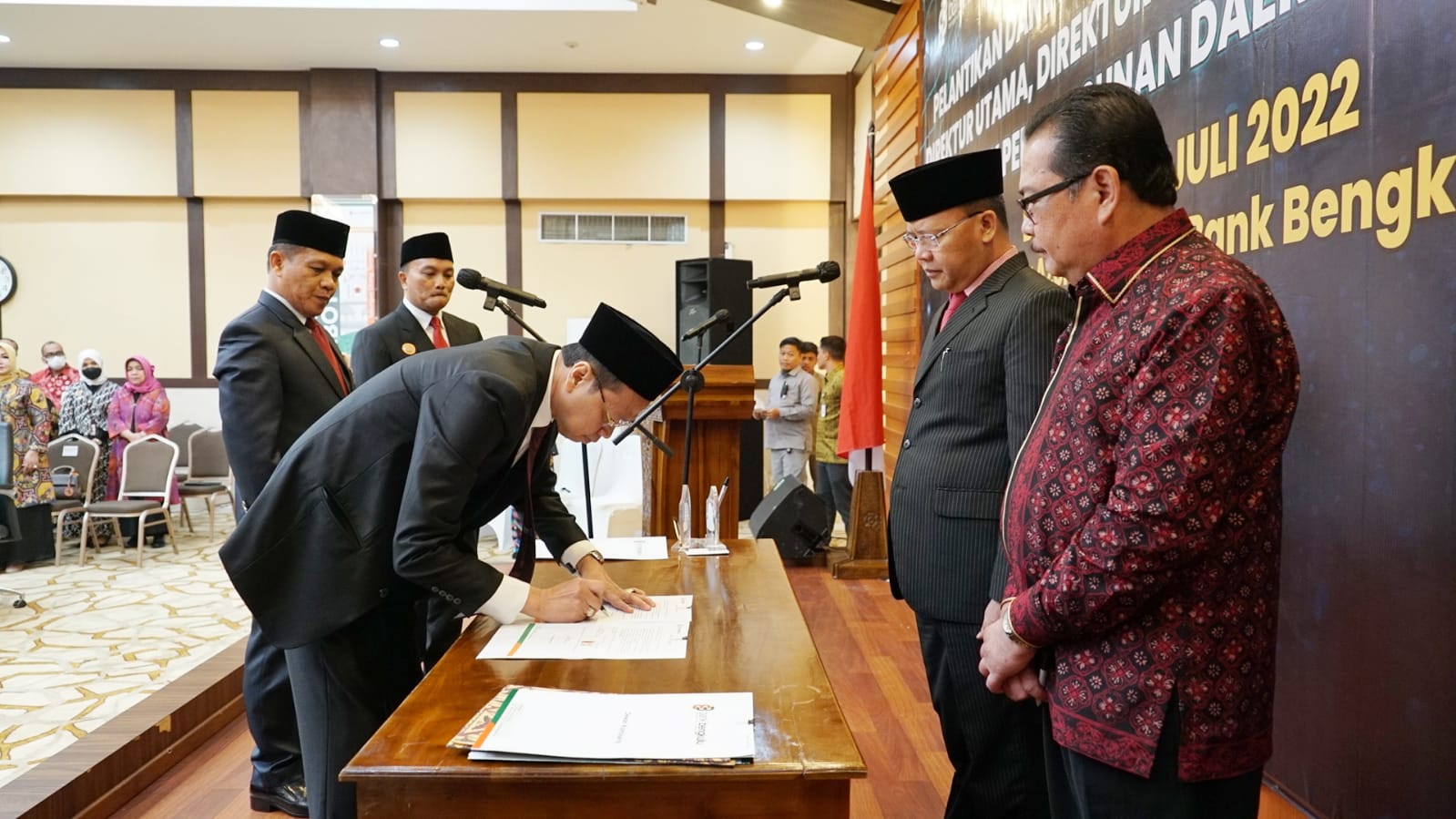 Gubernur Rohidin Lantik Direksi Bank Bengkulu