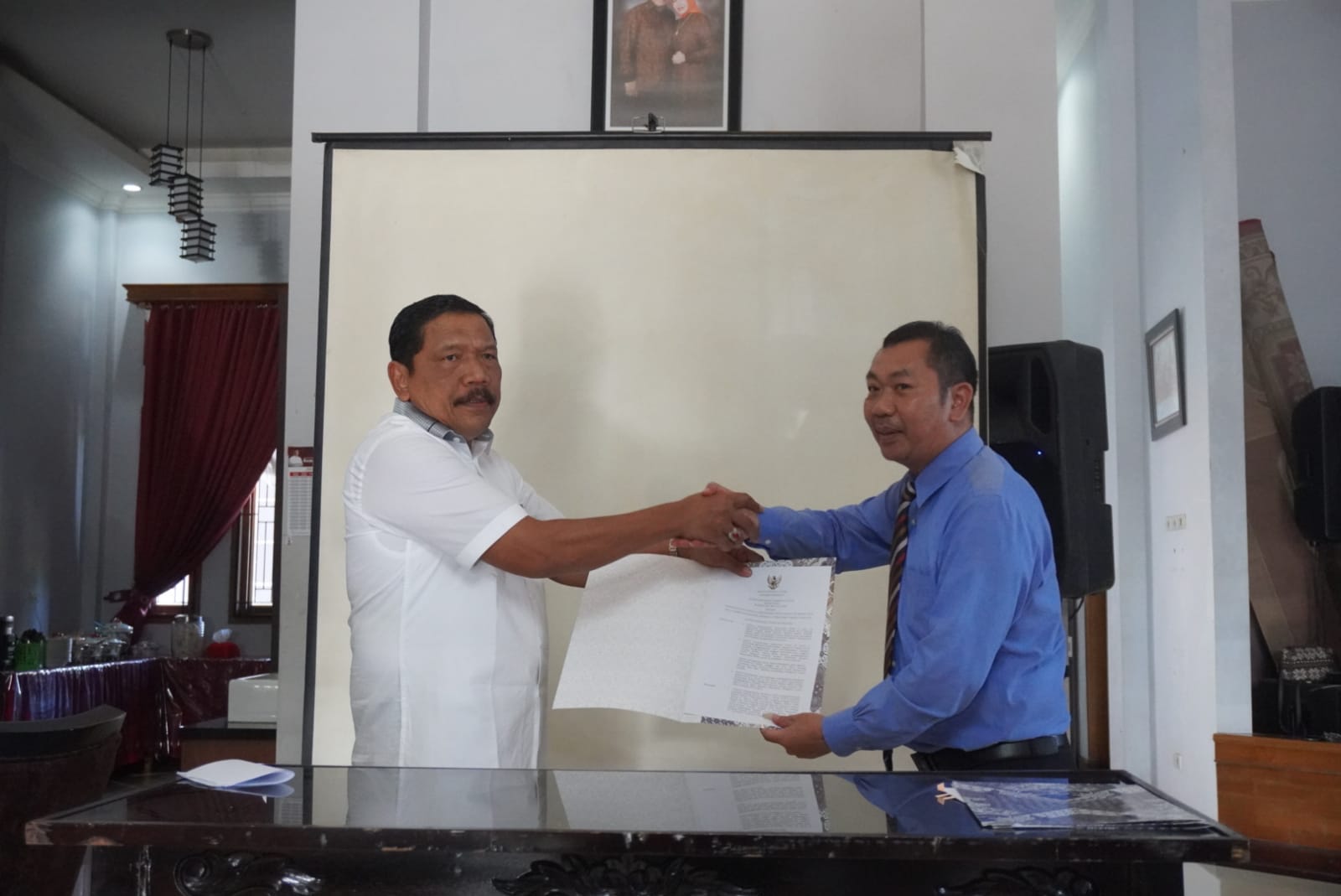 Bupati Serahkan SK Pengangkatan Direktur Umum PDAM Tirta Ratu Samban ( foto : MC BU ) 