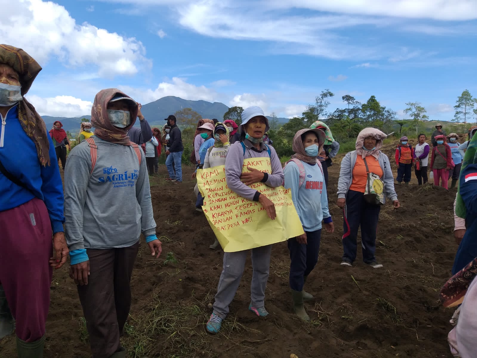 Warga Desa Pertibi Protes Pembukaan LUT