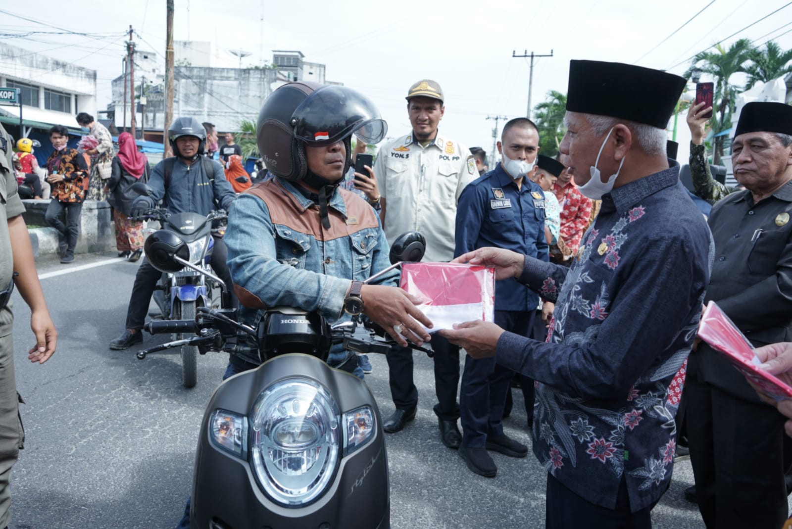 Pemkab Asahan Bagikan 10.000 Bendera Merah Putih