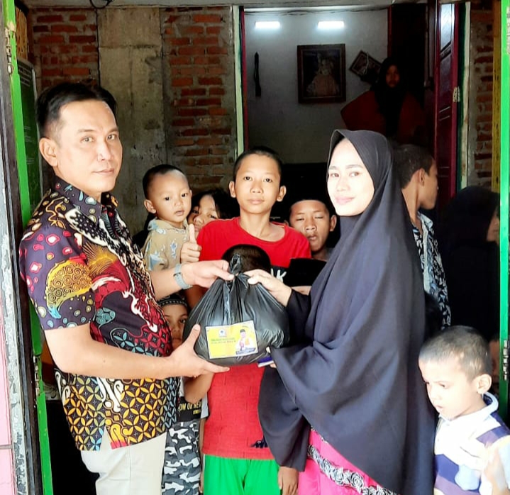 Penyerahan Daging Qurban diserahkan Oleh Ketua DPD Partai Golkar Dr H Rohidin Mersyah yang Diwakilkan Oleh Wakil Sekretaris Organisasi dan Ormas yang juga Kepala BSN Joni Saputra serta didampingi Wakil Sekretaris PP Rejang Lebong-Lebong Yanwar Ardiyansyah