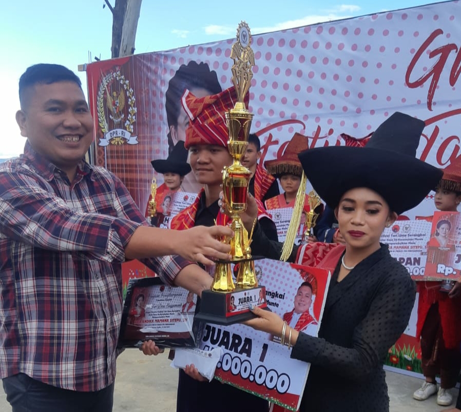 Pembagian Piala dan Hadiah Bagi Para Juara (Foto : Rekro)