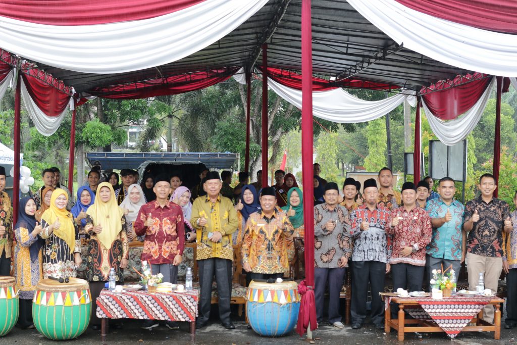 Tampak Hadir Rektor UIN Fatmawati Sukarno Bengkulu Prof. Dr. KH. Zulkarnain Dali, M.Pd, Wakil Rektor III Fatimah Yunus , MA, Kepala BIRO AUAK Dr. Drs.H. Mukhlisuddin, S.H, M.A, Kabag Umum dan Administrasi Sri Ihsan, M. Pd, Dekan Fakultas Syariah DR. Suwarjin, MA, Wakil Dekan I Dr. Miti Yarmunidah, M.Ag, Wakil Dekan II, Dr. Iim Fahimah Lc,MA, Wakil Dekan III Wery Gusmansyah,MA, Dekan Fakultas Ekonomi dan Bisnis Islam Dr. Supardi, M. Ag, Wakil Dekan III Fakultas Tarbiyah dan Tadris Dr. Irwan Satria, M,Pd, dan