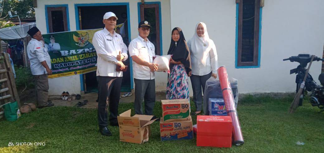 Pemkab seluma Melalui Dinas Sosial Salurkan Bantuan Kepada Korban Banjir ( Foto : MC Seluma )