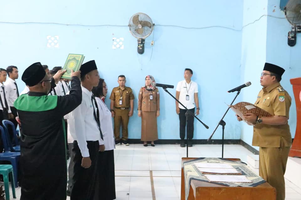 Penyerahan SK Bupati Kepada Tenaga P3K Guru Tahap 2 Formasi Tahun 2021 ( Foto : MC Seluma ) 