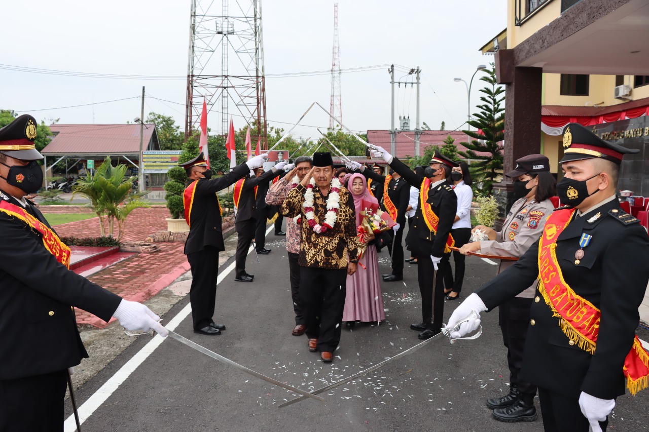 Pelepasan 7 Personel Purna Bakhti Polres Batu Bara dengan cara pedang pora (foto/ist)