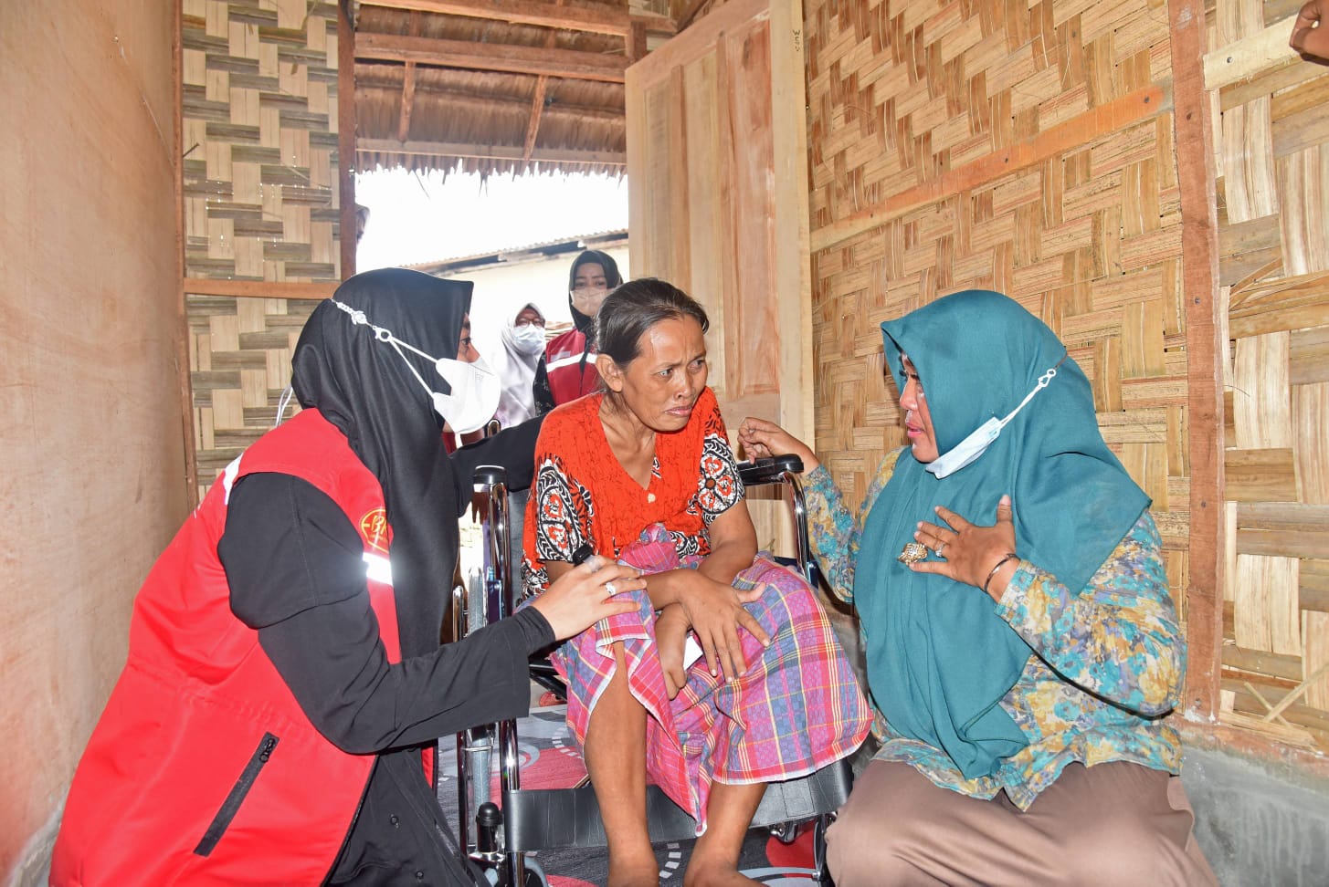 Ketua YKI Batu Bara Maya Indriasari Zahir memberikan bantuan kepada Sri Wahyuni penderita kanker payudara (foto/istimewa)