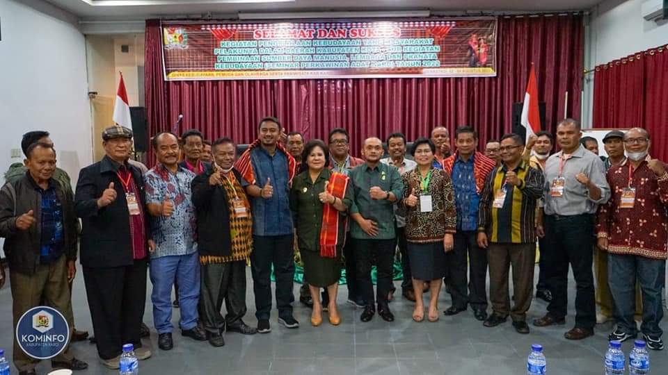 Bupati Karo Cory S Sebayang didampingi Wakil Walikota Binjai Rizky Yunanda Sitepu buka acara seminar adat Karo