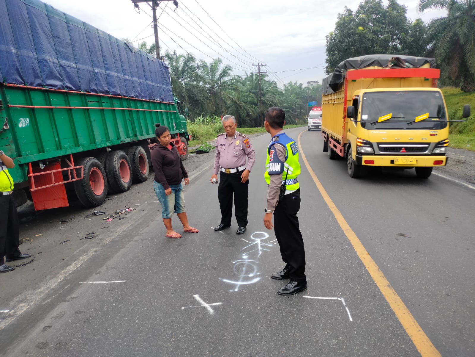 Personil Satlantas Polres Batu Bara saat olah Tempat Kejadian Perkara (TKP) (foto/HumaspolresBB)
