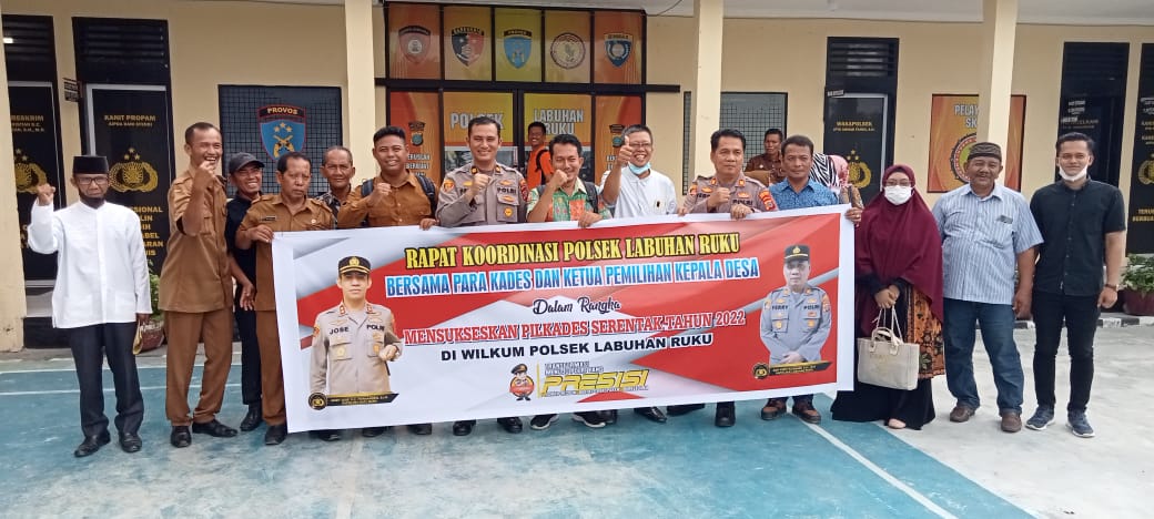 Kapolsek Labuhan Ruku foto bersama dengan panitia Pilkades usai rapat koordinasi (foto/istimewa)