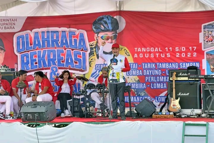 Bupati Batu Bara saat berpidato dalam pembukaan acara perlombaan dalam menyambut Hut RI ke 77 (foto: KominfoBB)
