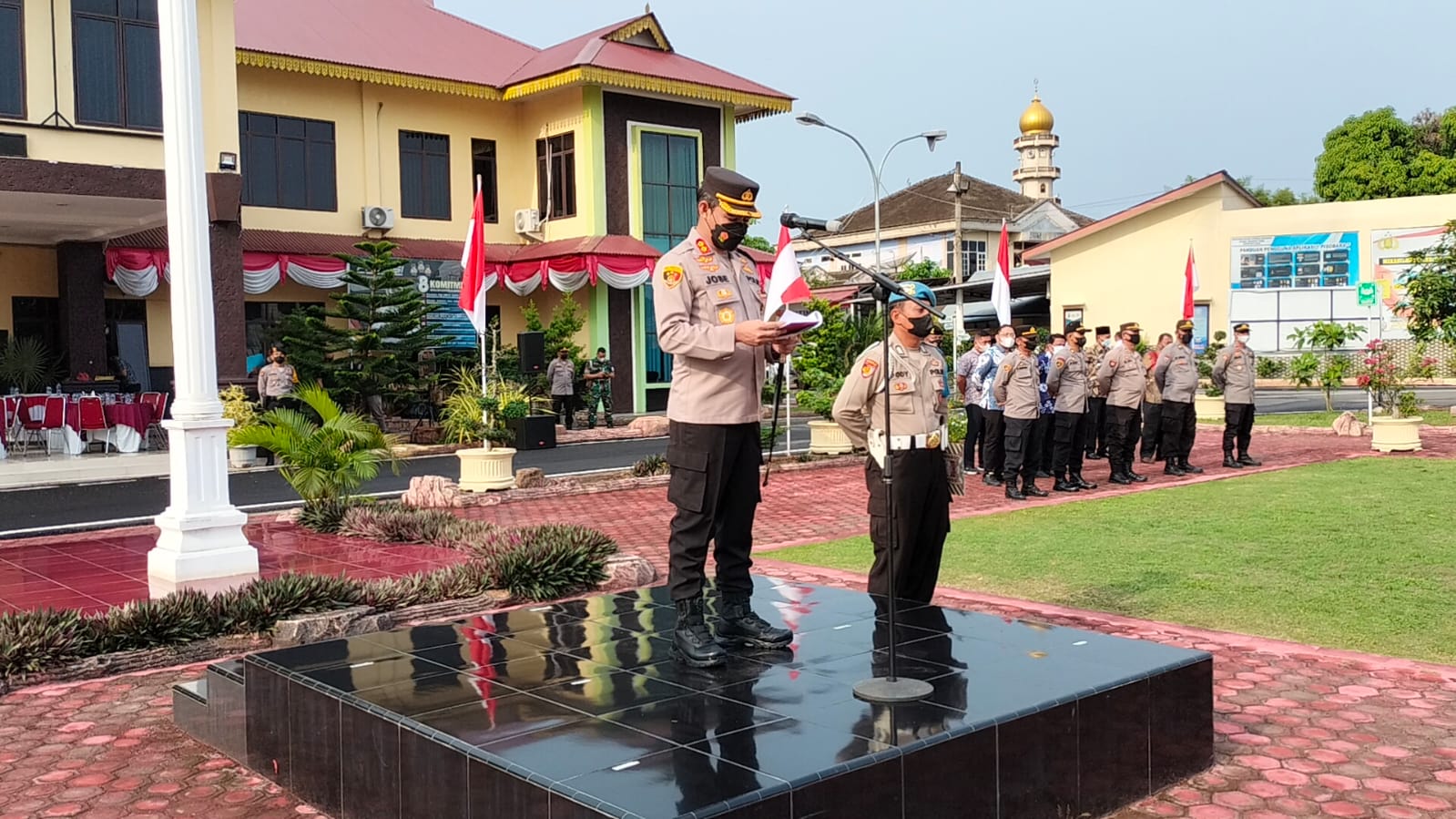 Kapolres Batu Bara saat memimpin apel (foto/HumasPolresBB)