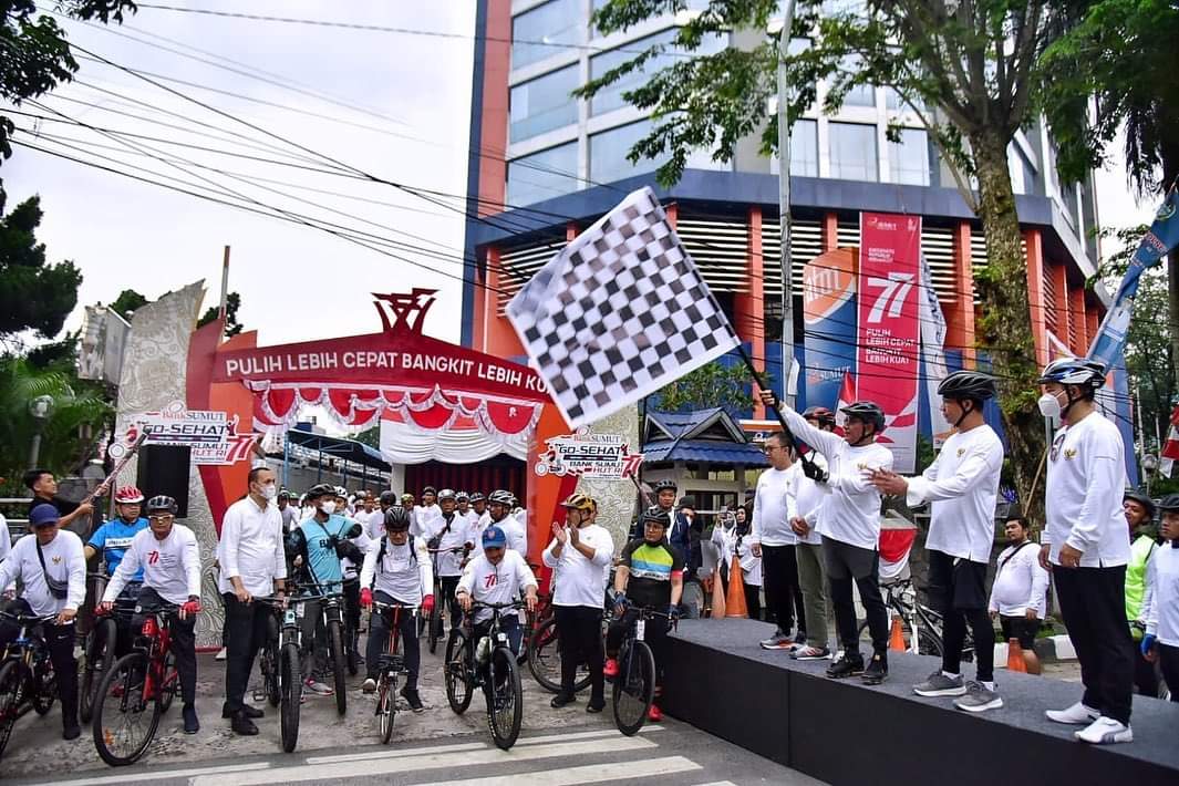 Gubernur Sumatera Utara (Sumut) Edy Rahmayadi melepas ratusan peserta gowes dan senam sehat yang bertajuk Go Sehat bersama Bank Sumut