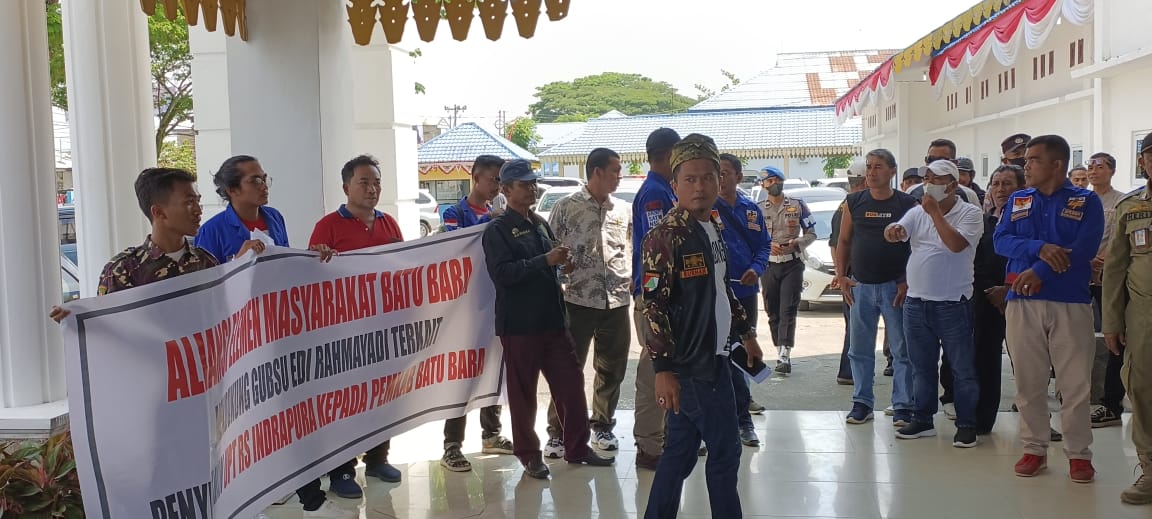 Aliansi Elemen Masyarakat Batu Bara saat menyampaikan aspirasi di depan kantor DPRD Batu Bara (foto: Zulfauzan)
